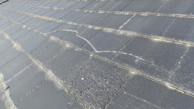 スレート屋根のひび割れの写真