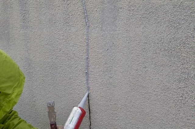 クラック補修の作業風景