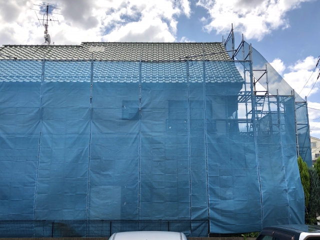 足場を組んで養生している様子