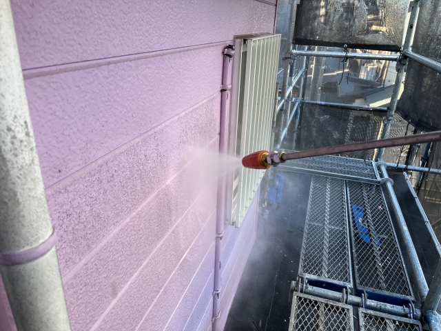 外壁を高圧洗浄している様子